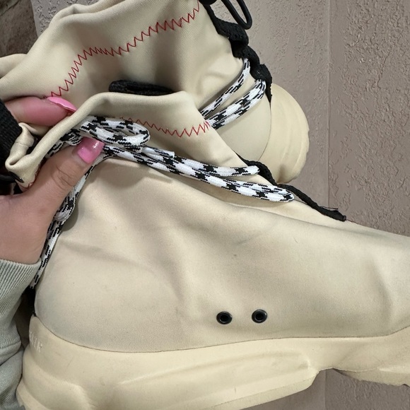 Athletic_Shoes